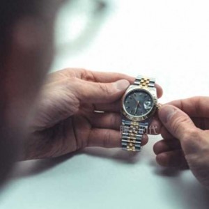 天梭手表如何正确上发条（手把手教您机械表怎么上弦？）
