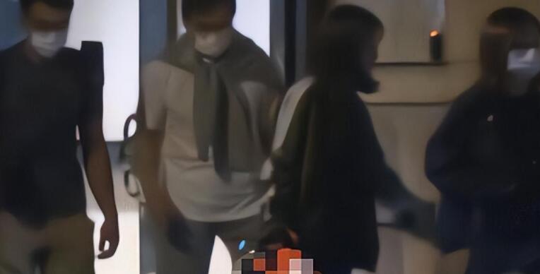 成龙大哥戴300万的手表逛街，尽显巨星本色-第1张图片