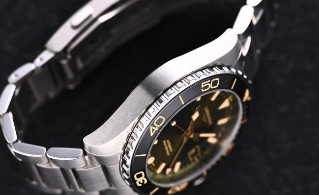 浪琴康卡斯值得买吗？浪琴康卡斯潜水系列GMT腕表最美绿盘-第7张图片