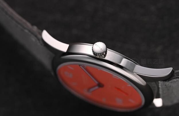 一万多的Nomos Club系列珊瑚粉腕表，虏获少女心-第5张图片