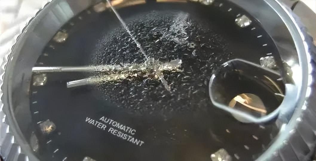 手表表盘里面有水蒸气怎么处理（手表起水雾怎么解决）-第1张图片