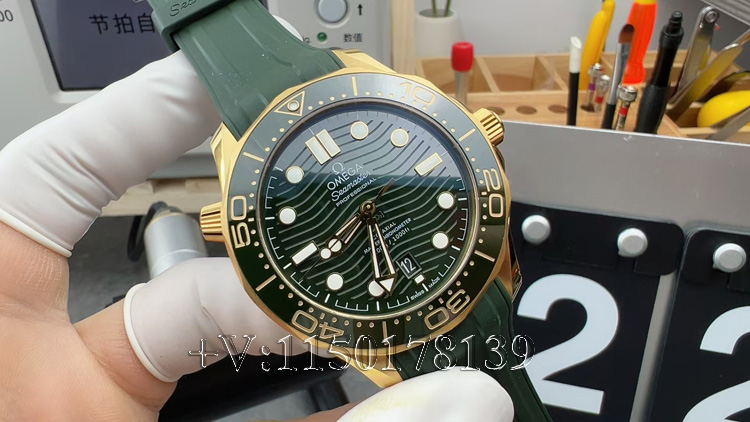 2025年最新款VS厂海马300绿金配色，细节升级与机芯稳定性解析-第1张图片