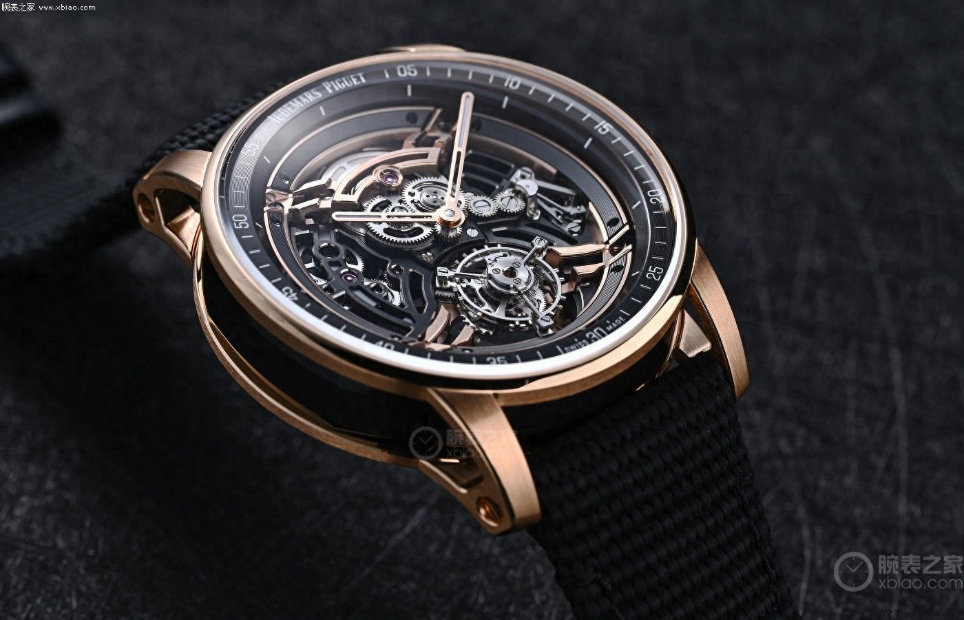 41毫米+黑金配色！爱彼CODE 11.59新作，浮动陀飞轮实物效果绝了-第1张图片