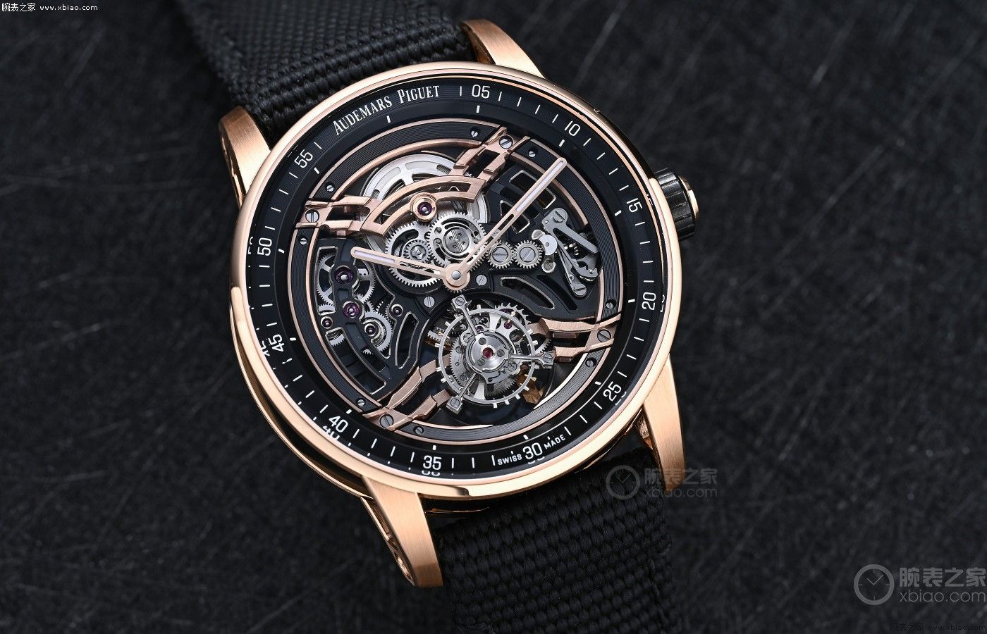 41毫米+黑金配色！爱彼CODE 11.59新作，浮动陀飞轮实物效果绝了-第2张图片