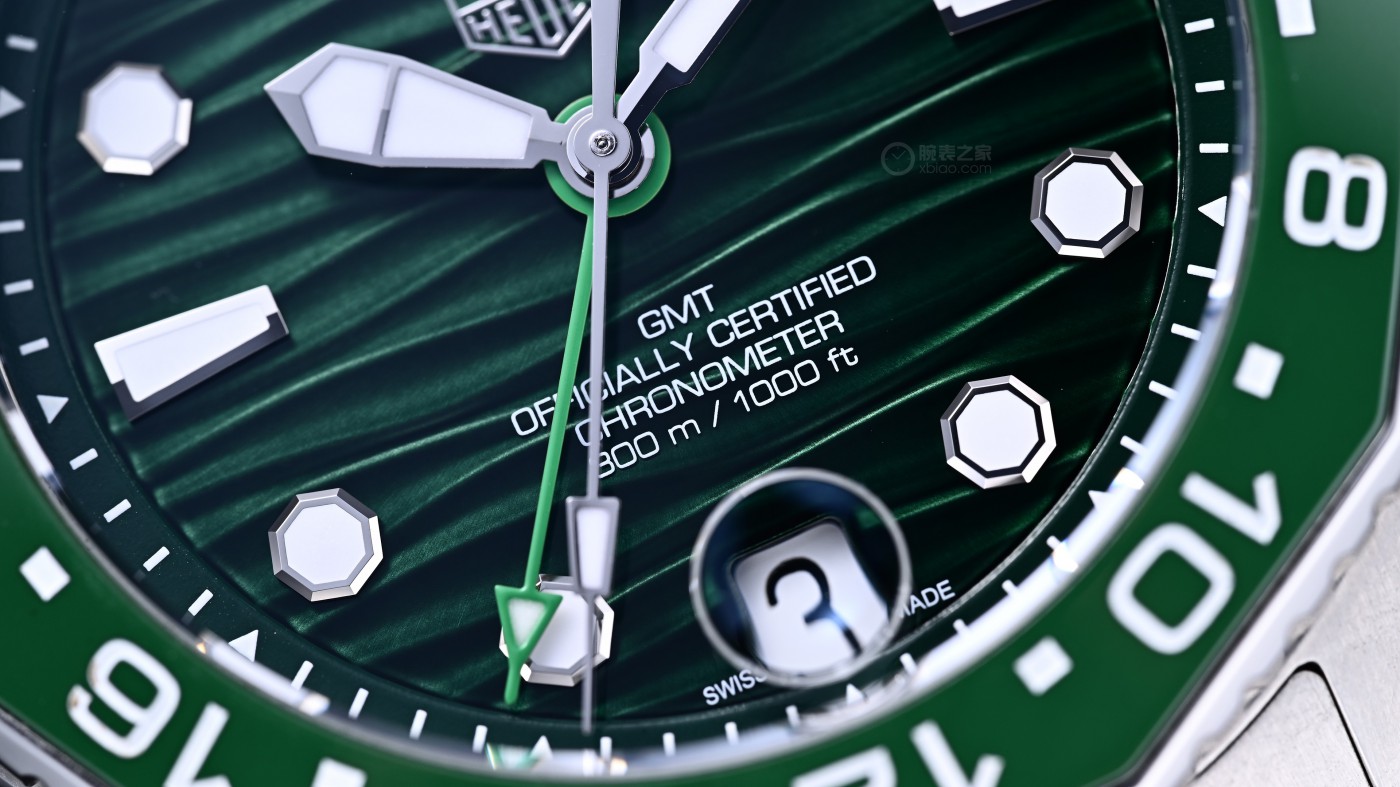 最值得买的潜水表！泰格豪雅新款42mm双色圈，这细节太毒了-第4张图片