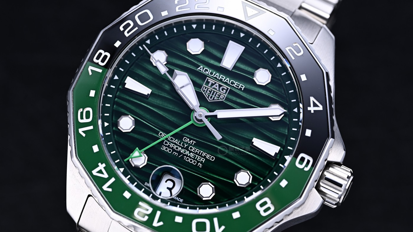 最值得买的潜水表！泰格豪雅新款42mm双色圈，这细节太毒了-第9张图片