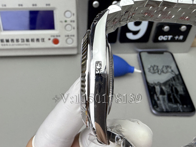 VS厂日志V2蓝面细节全曝光：白金狗牙圈+放射纹，这质感绝了-第7张图片