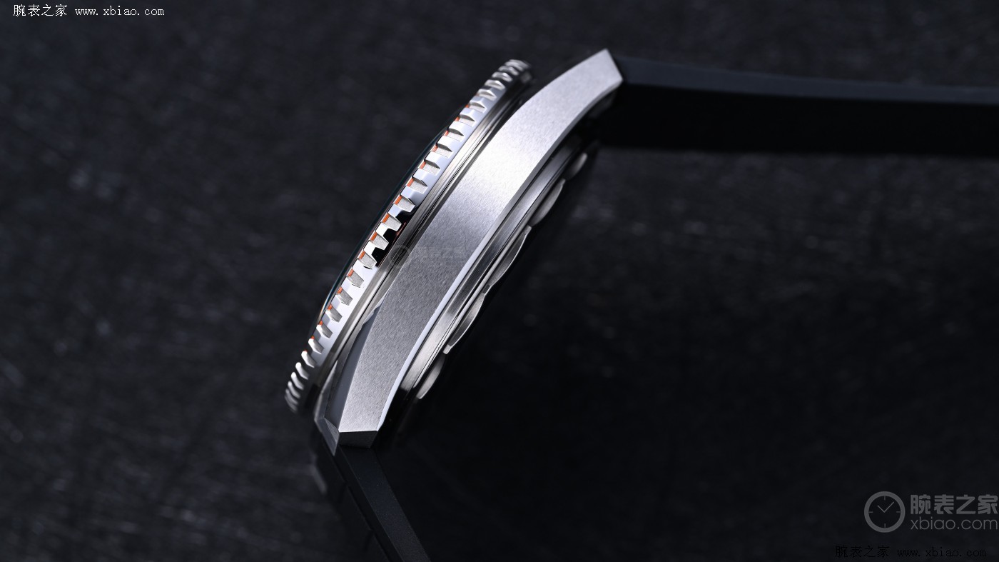 欧米茄新款海洋宇宙600米，厚度仅13.79毫米突破行业极限-第2张图片