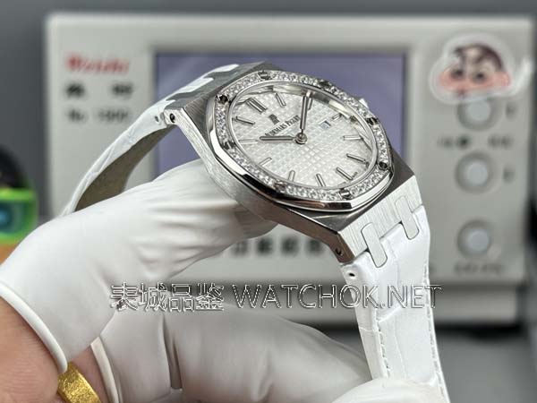 小手腕女生的福音!ZF厂爱彼67651女表评测,33mm高颜值-第4张图片 小手腕女生的福音!ZF厂爱彼67651女表评测,33mm高颜值-第4张图片