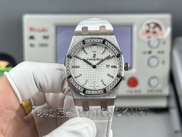 小手腕女生的福音!ZF厂爱彼67651女表评测,33mm高颜值-第1张图片 小手腕女生的福音!ZF厂爱彼67651女表评测,33mm高颜值-第1张图片