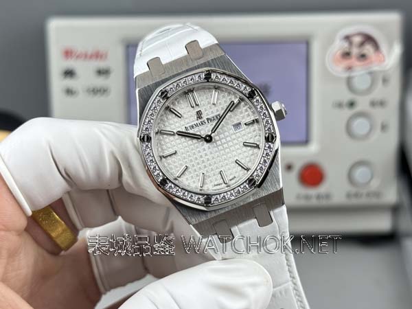 小手腕女生的福音!ZF厂爱彼67651女表评测,33mm高颜值-第2张图片 小手腕女生的福音!ZF厂爱彼67651女表评测,33mm高颜值-第2张图片