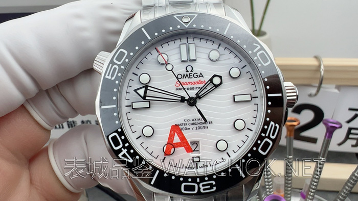 VS厂欧米茄海马300最新V4版对比:盘面、机芯、动储三大升级点解析-第4张图片 VS厂欧米茄海马300最新V4版对比:盘面、机芯、动储三大升级点解析-第4张图片