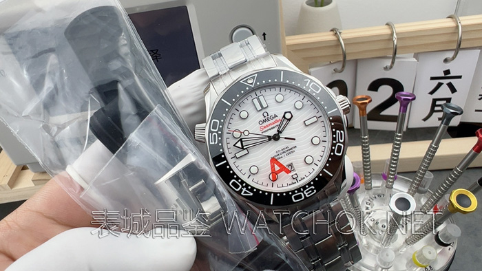 VS厂欧米茄海马300最新V4版对比:盘面、机芯、动储三大升级点解析-第1张图片 VS厂欧米茄海马300最新V4版对比:盘面、机芯、动储三大升级点解析-第1张图片