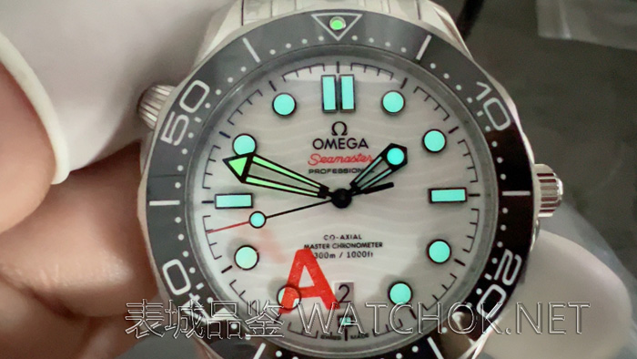 VS厂欧米茄海马300最新V4版对比:盘面、机芯、动储三大升级点解析-第7张图片 VS厂欧米茄海马300最新V4版对比:盘面、机芯、动储三大升级点解析-第7张图片