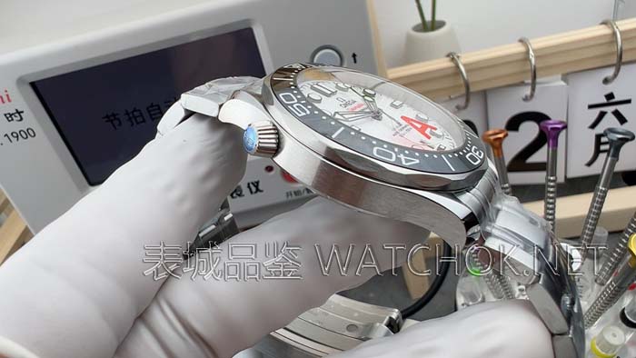 VS厂欧米茄海马300最新V4版对比:盘面、机芯、动储三大升级点解析-第6张图片 VS厂欧米茄海马300最新V4版对比:盘面、机芯、动储三大升级点解析-第6张图片