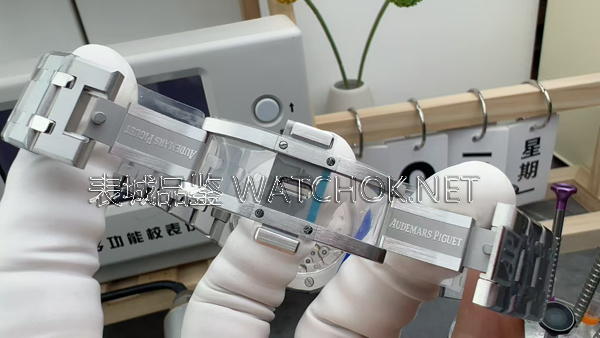 一眼辨别真假！APS厂爱彼15500无卡度机芯鉴定攻略-第9张图片